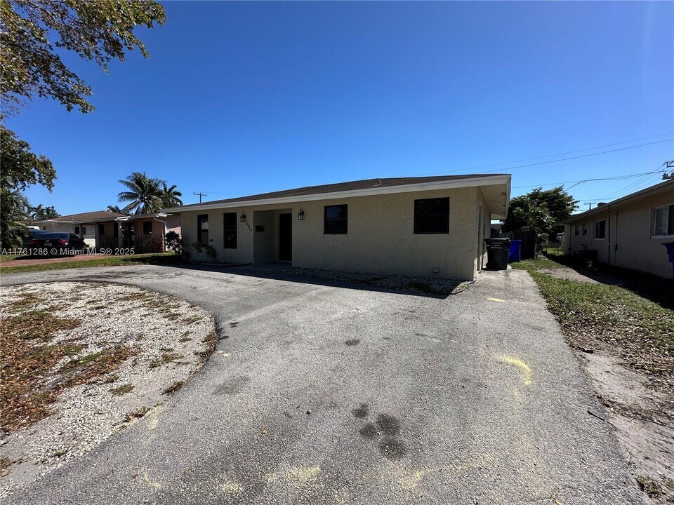 7480 Johnson St in Hollywood, FL - Building Photo