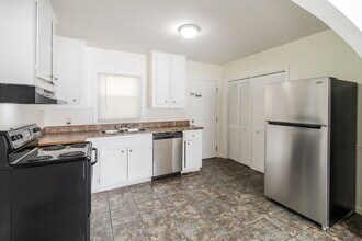 1111 Burbank Cir in Marietta, GA - Building Photo - Building Photo