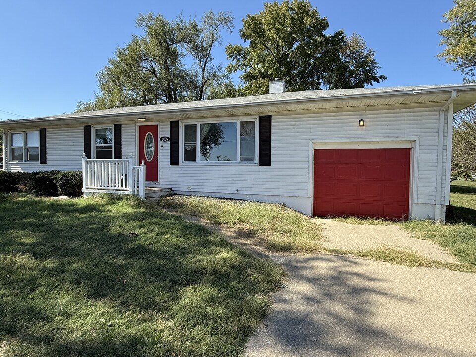 6009 Old Collinsville Rd in Fairview Heights, IL - Building Photo