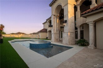1001 Travis St in Mission, TX - Foto de edificio - Building Photo