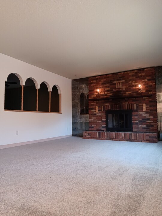 2479 Malletts Bay Ave in Colchester, VT - Building Photo