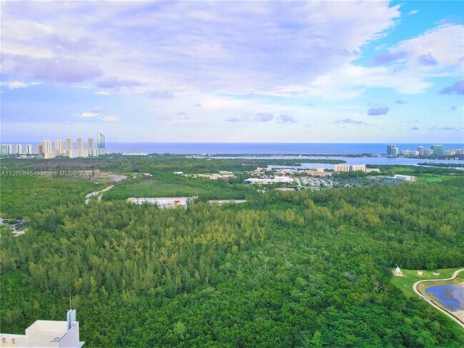 14951 Royal Oaks Ln, Unit 1401 in North Miami, FL - Building Photo - Building Photo