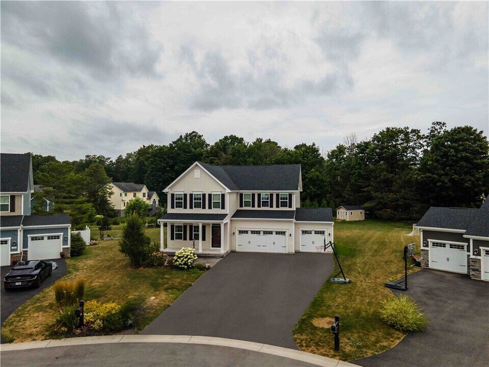 357 Anna Cir in Webster, NY - Building Photo