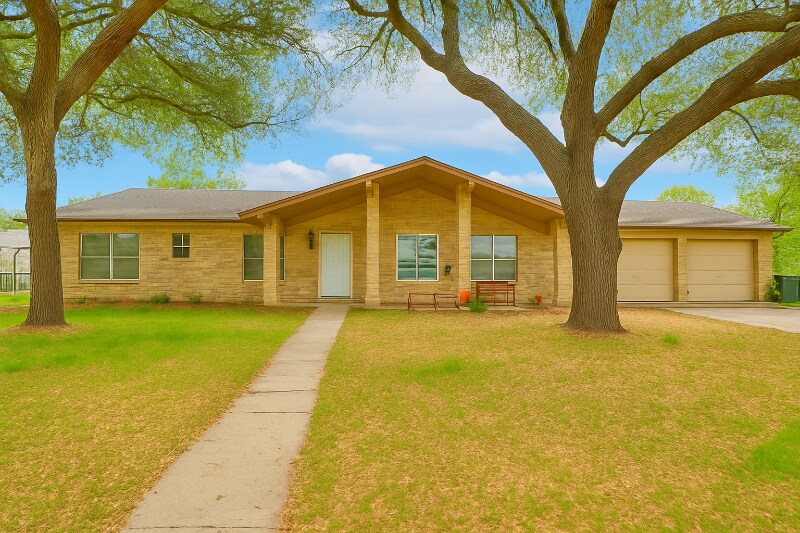 1010 Country Oaks Dr in Luling, TX - Building Photo