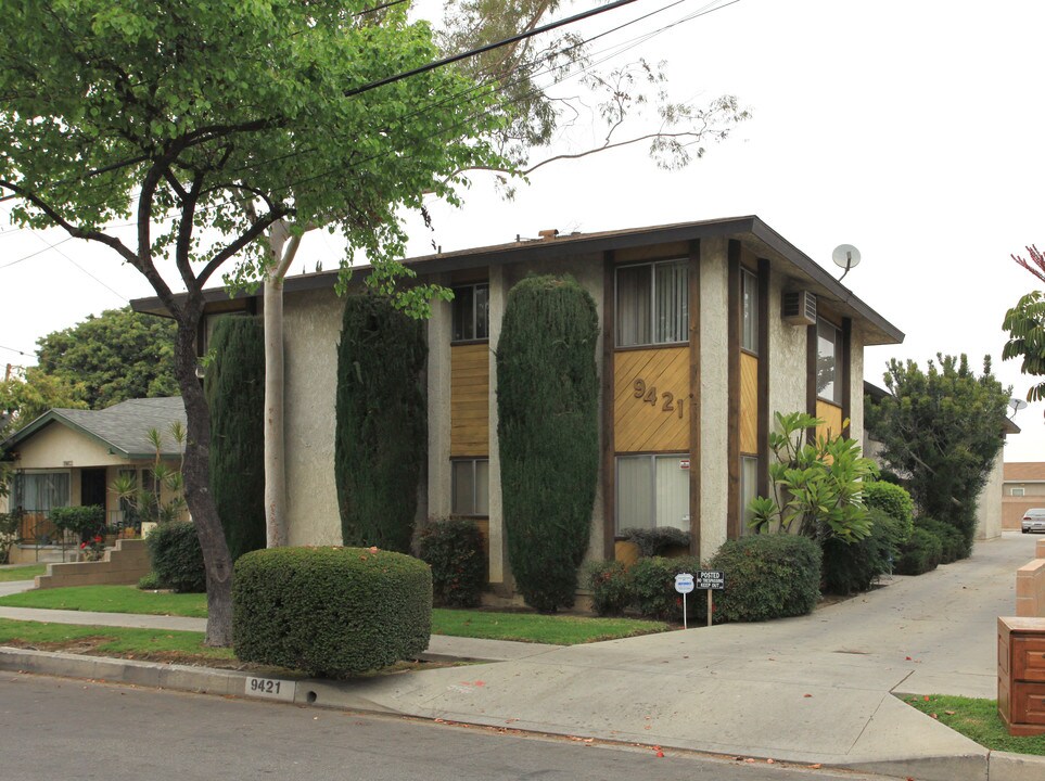 9421 Harvard St in Bellflower, CA - Foto de edificio