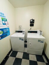 7044 Hawthorn Ave in Los Angeles, CA - Foto de edificio - Building Photo