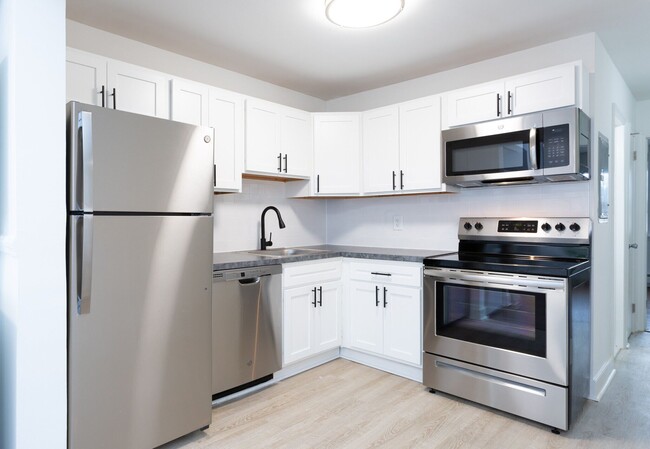 Jumping Brook Apartments in Neptune, NJ - Foto de edificio - Building Photo