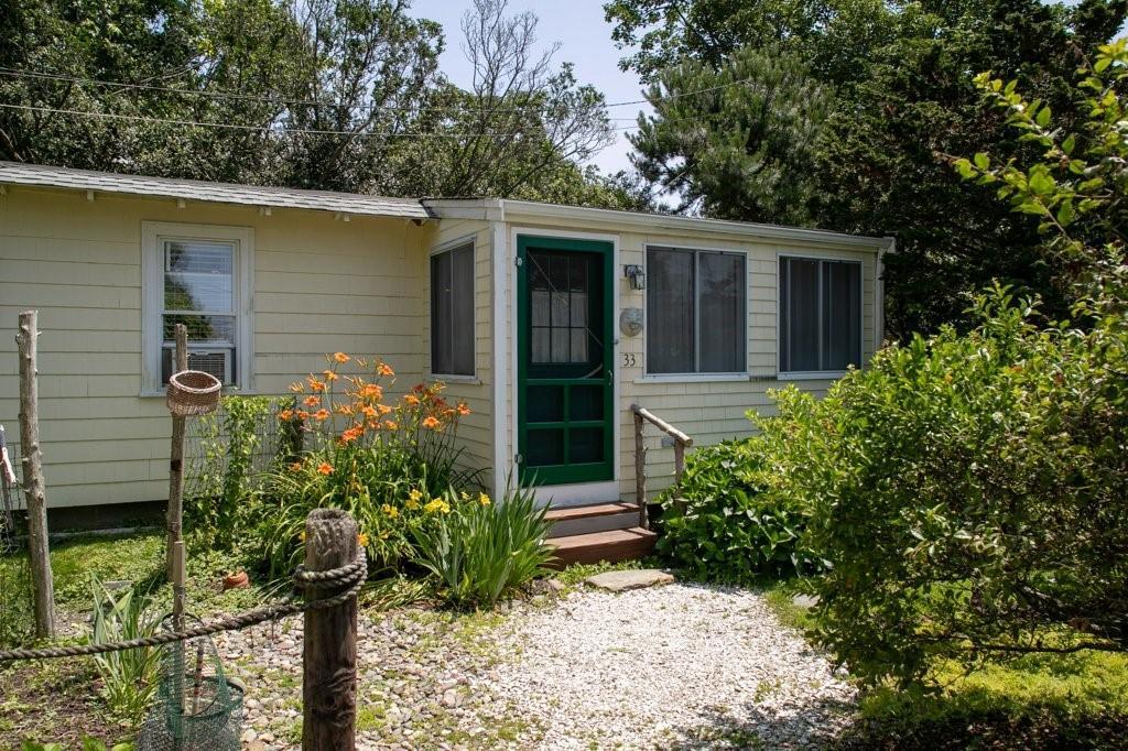 33 Warren Ave in Middletown, RI - Building Photo