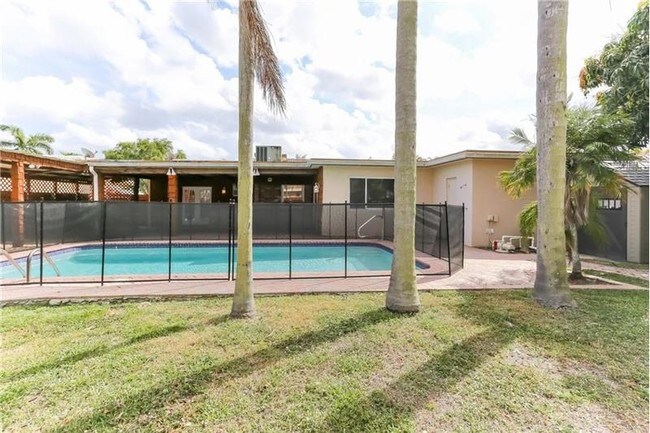 5515 Cleveland St in Hollywood, FL - Building Photo - Building Photo