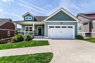 75 Leyland Cir in Hendersonville, NC - Building Photo