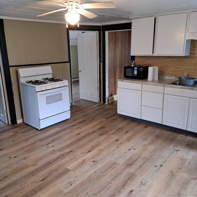 68 Battey St in Putnam, CT - Building Photo - Building Photo