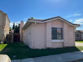 2258 Gregory Ave in Palmdale, CA - Building Photo - Building Photo
