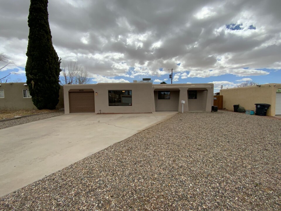 9908 Leyendecker Rd NE in Albuquerque, NM - Building Photo