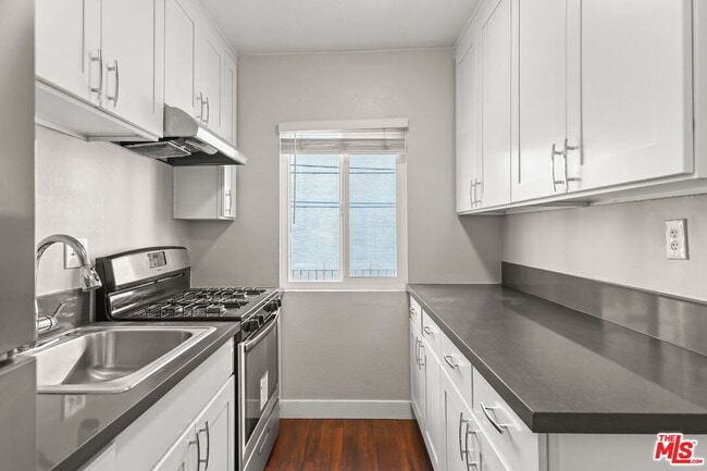 5555 Carlton Way in Los Angeles, CA - Foto de edificio - Building Photo