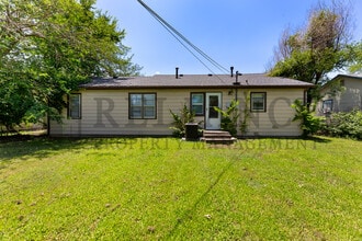 2340 S Vine St in Wichita, KS - Building Photo - Building Photo