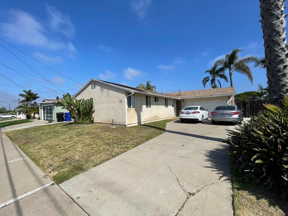 6608 Thornwood St in San Diego, CA - Foto de edificio
