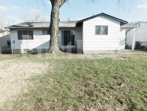 2030 E Humes Ln in Florissant, MO - Building Photo - Building Photo