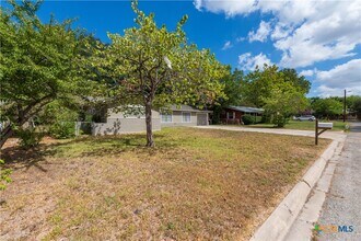 125 Palmo Dr in Luling, TX - Building Photo - Building Photo