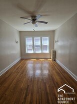 1366 W Estes Ave, Unit 2N in Chicago, IL - Building Photo