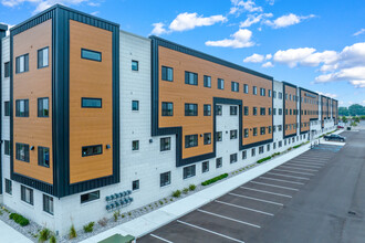 Sterling Center Apartments in Sterling Heights, MI - Foto de edificio - Building Photo