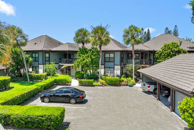 13329 Polo Club Rd in Wellington, FL - Building Photo - Building Photo