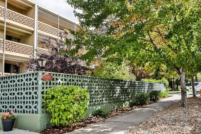 Emerson Gardens Apartments in Denver, CO - Building Photo - Building Photo