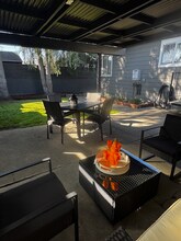 9850 Springfield St in Oakland, CA - Foto de edificio - Building Photo