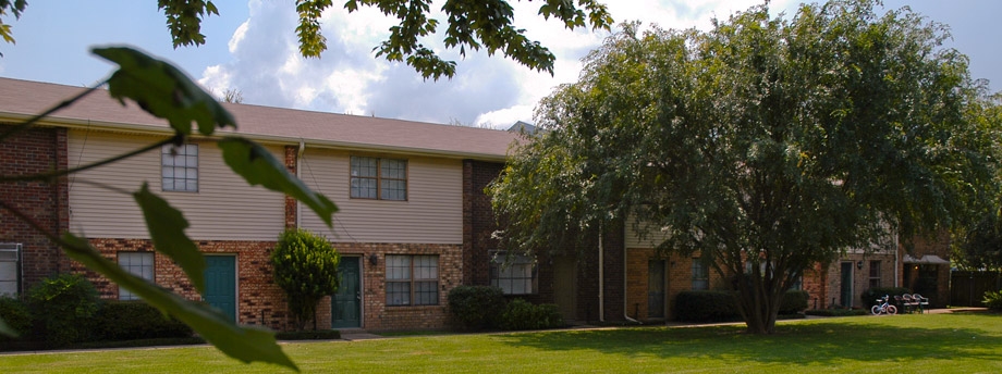 Sherwood Court in La Place, LA - Building Photo