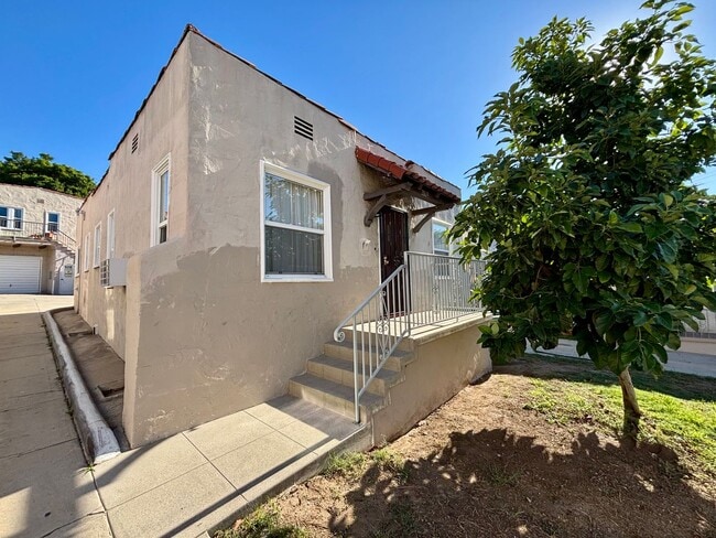 2809-2821.5-28215 Rowena Ave