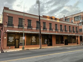 319 S Flores St in San Antonio, TX - Building Photo - Building Photo