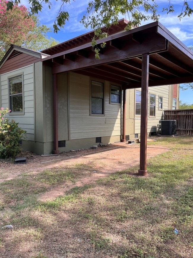 1038 E 43rd St in Austin, TX - Building Photo - Building Photo