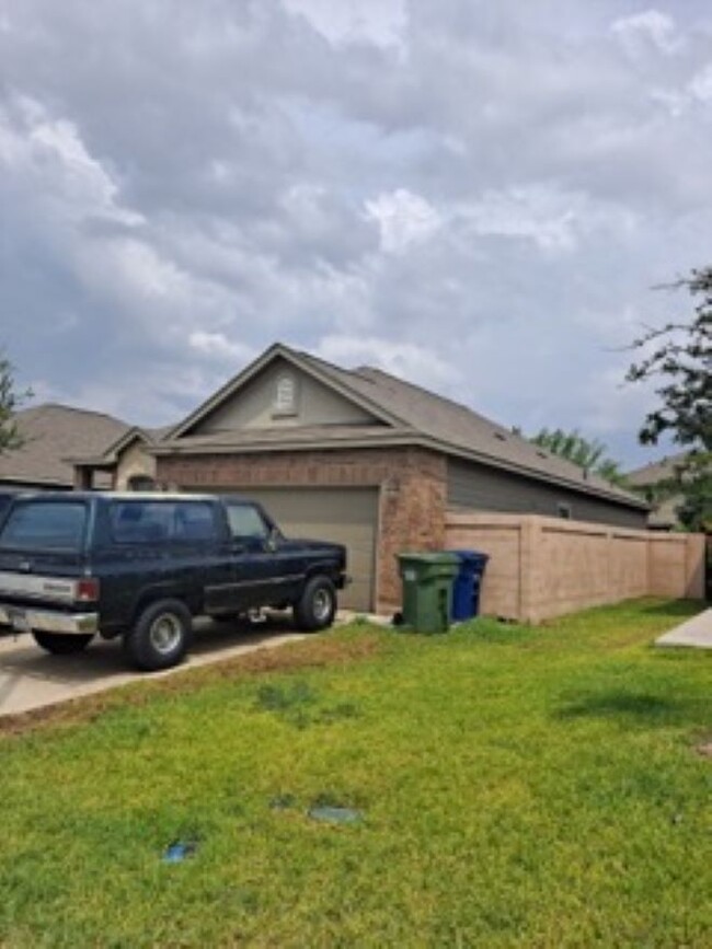 3207 Simmental Dr in Laredo, TX - Building Photo - Building Photo