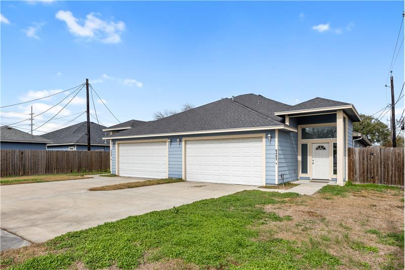 6402 Williams Dr in Corpus Christi, TX - Building Photo
