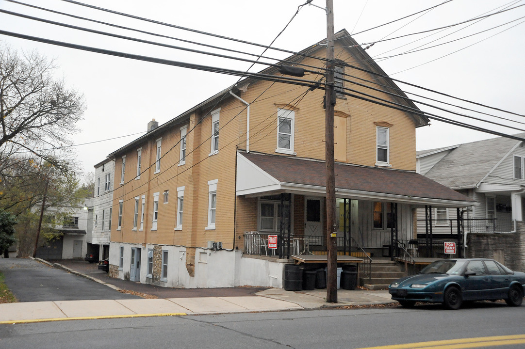 118 N Main St in Coopersburg, PA - Building Photo