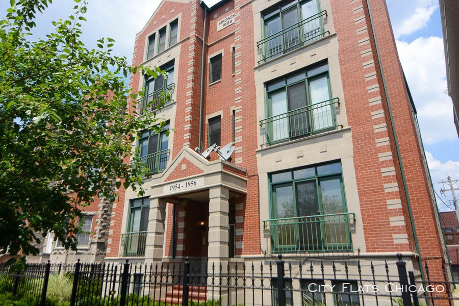 1954 W Diversey Pkwy-Unit -Unit 3W in Chicago, IL - Building Photo