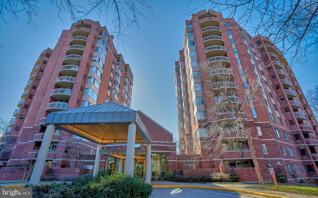 5800 Nicholson Ln in Rockville, MD - Building Photo