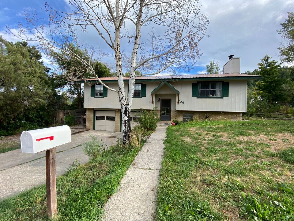 906 N Hidden Valley Cir in Durango, CO - Foto de edificio