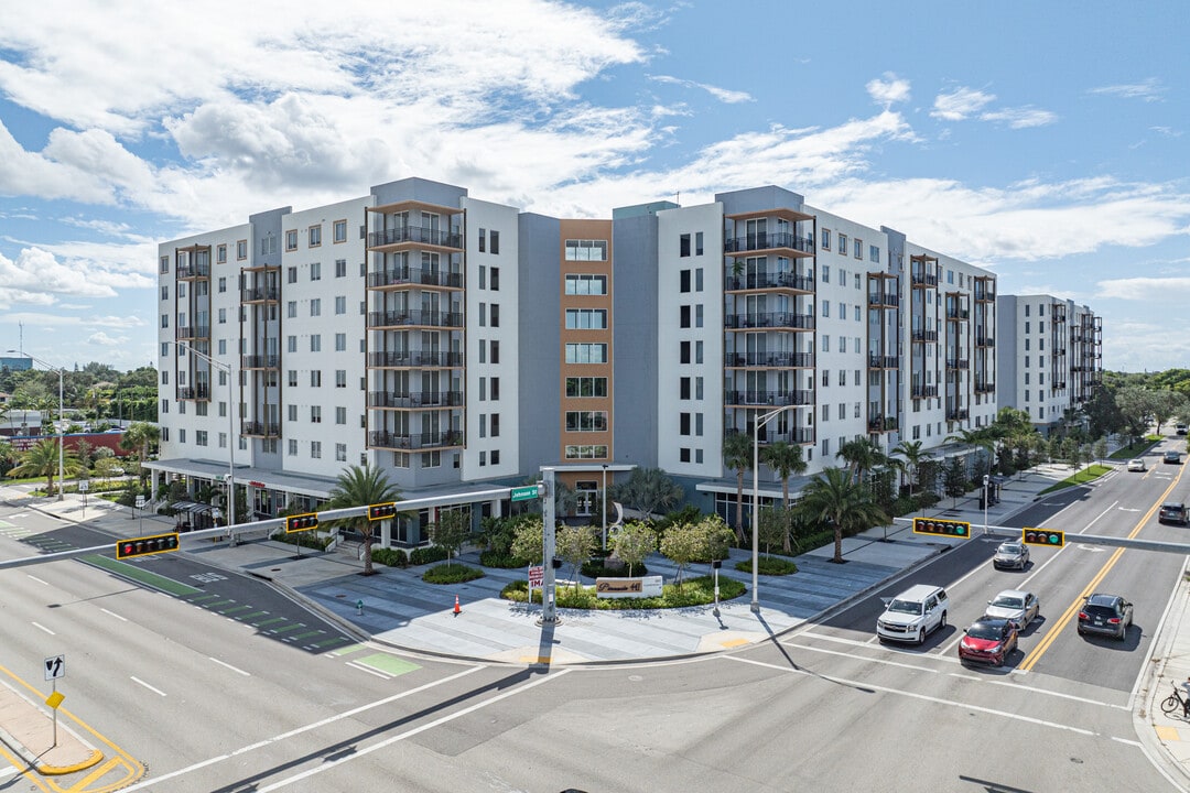 Pinnacle 441 in Hollywood, FL - Building Photo