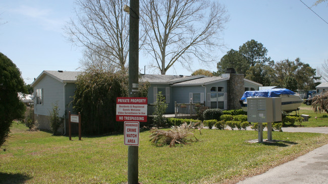 Sunny Skies Mobile Home & RV Park in San Antonio, FL - Foto de edificio - Building Photo