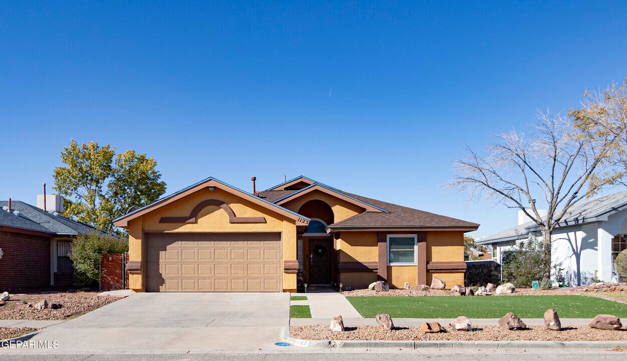 1123 Night Hawk Dr in El Paso, TX - Building Photo