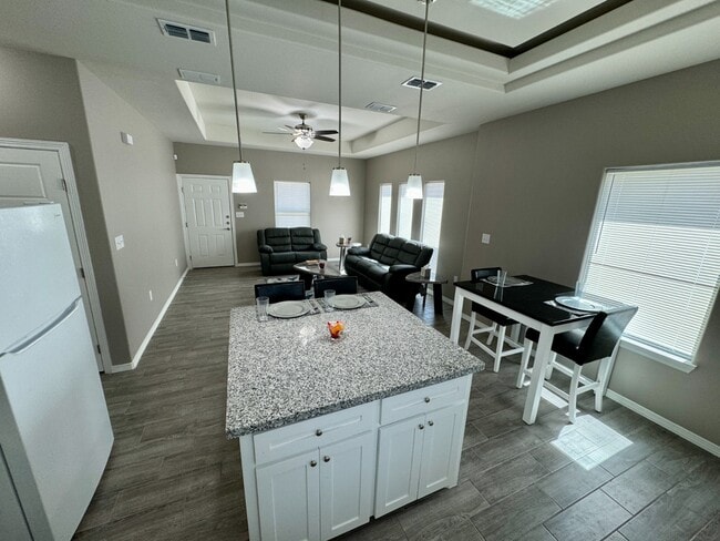 806 E Starr St, Unit A in Mercedes, TX - Building Photo - Building Photo