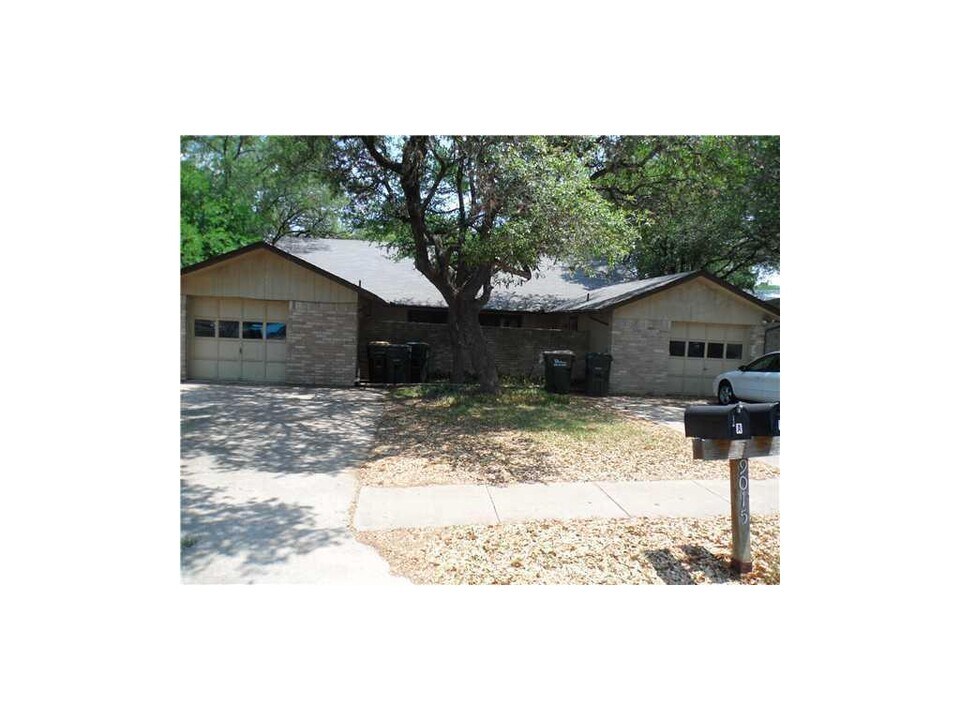 9015 Sawtooth Ln-Unit -A in Austin, TX - Building Photo