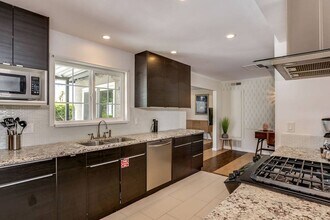 2415 E Finley Rd in Palm Springs, CA - Foto de edificio - Building Photo