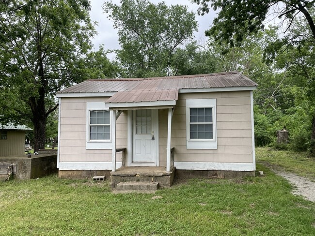 property at 914 E Tahlequah Ave