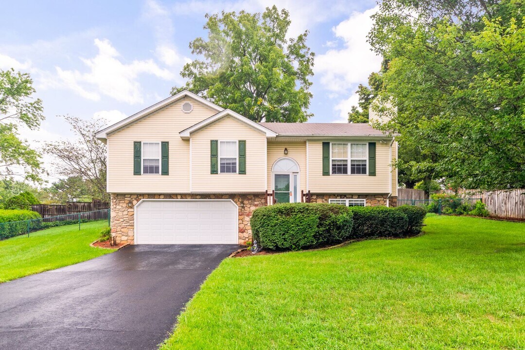 70 John's Ct NW in Christiansburg, VA - Building Photo
