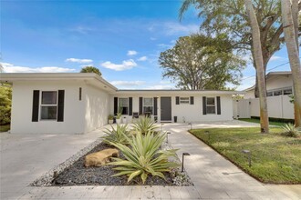 2442 Key Largo Ln in Fort Lauderdale, FL - Foto de edificio - Building Photo