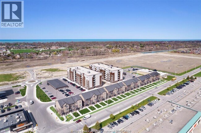 725 Brownstone Dr in Lakeshore, ON - Building Photo - Building Photo