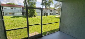 7321 NW 85th St in Tamarac, FL - Building Photo