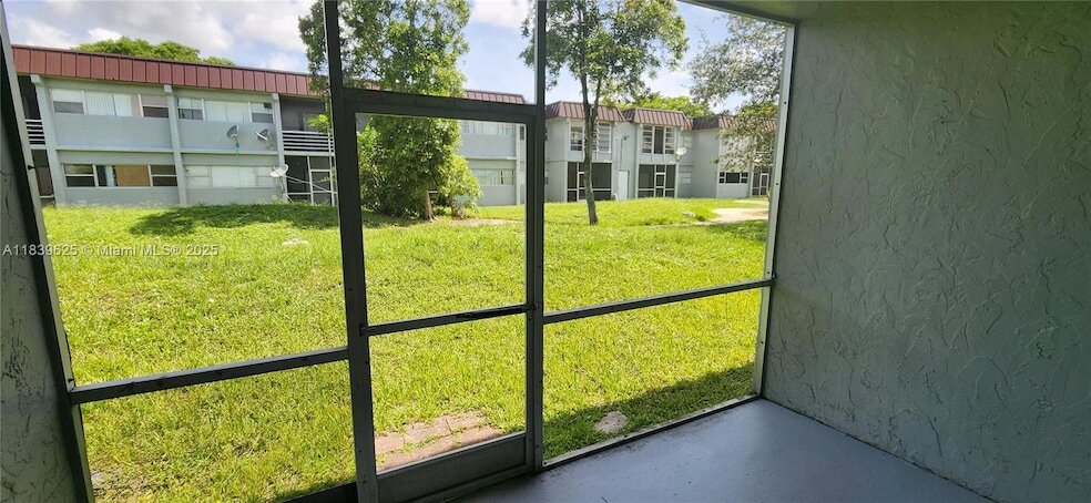 7321 NW 85th St in Tamarac, FL - Building Photo