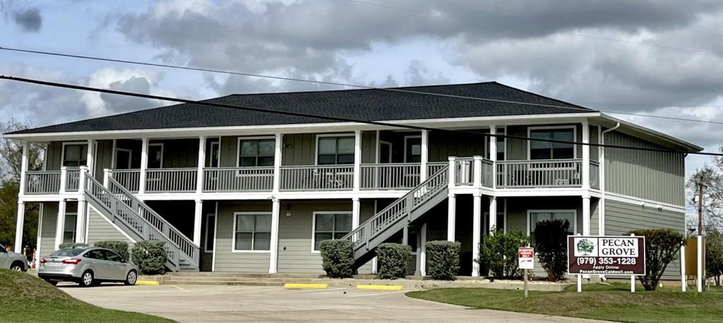 1806 TX-21 in Caldwell, TX - Foto de edificio